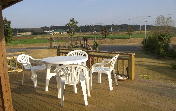 12畳間に続くウッドデッキから広々とした風景を眺めながら生ビールはいかがですか 12畳間に続くウッドデッキから広々とした風景を眺めながら生ビールはいかがですか